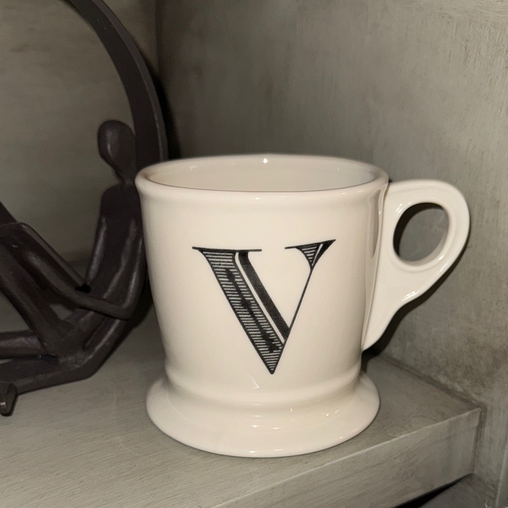 ANTHROPOLOGIE White Coffee/Tea Mug/Cup Monogram Initial Letter ‘V’